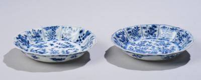 Zwei blau-weiße Schälchen, Kangxi Periode, unterglasurblaues Zeichen Yu im Doppelring, - Asijské umění