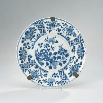 Blau-weißer Teller, China, Kangxi Periode, - Asiatische Kunst