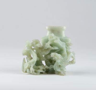 Jade-Vase mit Tiger und Drachen, China, 20. Jh., - Asijské umění