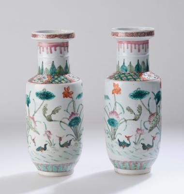 Paar Famille rose Vasen, China, späte Qing Dynastie, - Asiatische Kunst
