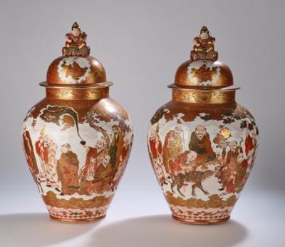 Paar große Kutani Deckelvasen, Japan, Meiji Periode, - Asiatische Kunst