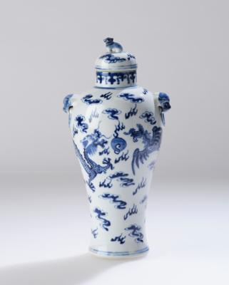 Blau-weiße Deckelvase, Vierzeichen Marke Kangxi, späte Qing Dynastie, - Asiatische Kunst