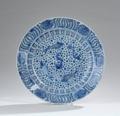 Blau-weißer Teller mit Fischdekor, China, Vierzeichen Marke Kangxi im Doppelring, 18./19. Jh., - Asiatische Kunst