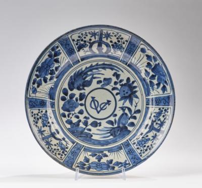 Blau-weißer Teller mit VOC Monogramm, Arita, Japan, spätes 17. Jh., - Asian Art