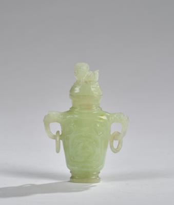 Kleine Jade-Deckelvase, China, 20. Jh., - Asiatische Kunst