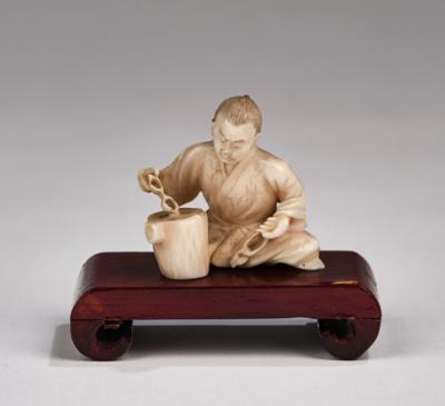 Kleines Okimono eines Brillenmachers, Japan, Anf. 20. Jh., - Asiatische Kunst