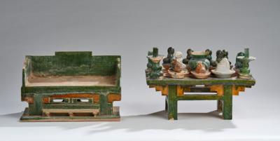 Modell eines Sancai glasierten Altar-Tisches und Modell eines Altar-Tisches mit Opfergaben, China, Ming Dynastie, - Asiatische Kunst