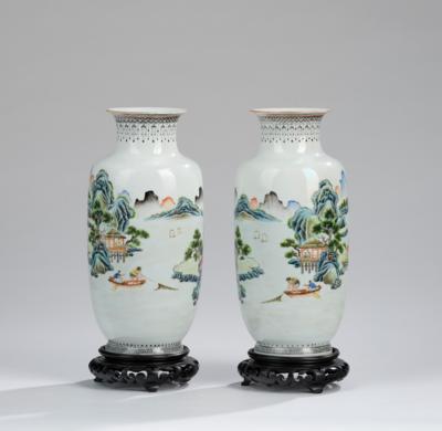 Paar Famille rose Vasen, China, Vierzeichen Marke Qianlong, 20. Jh., - Asiatische Kunst