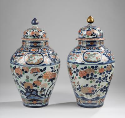 Paar große Imari Deckelvasen, Japan um 1700, - Asian Art