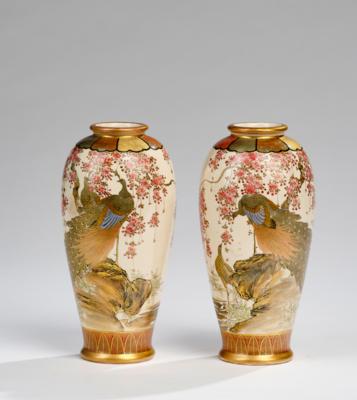 Paar Satsuma Vasen, Japan, Meiji/Taisho Periode, signiert Takeuchi, - Asiatische Kunst