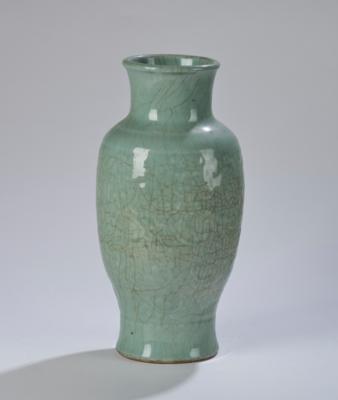 Seladon glasierte Vase, China, späte Ming Dynastie, - Asiatische Kunst