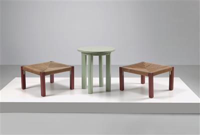 Gruppe aus zwei Hockern und einem Tisch, - Design