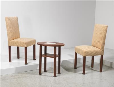 Sitzgruppe: Zwei Stühle und Beistelltisch, nach einem Entwurf von Carl Witzmann, - Design