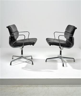 Two Soft Pad aluminium chairs, Model EA 208, designed by Charles & Ray Eames - Design