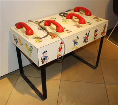 Telefonanlage / Tisch mit Telefonen für Kinder, - Classic and modern design