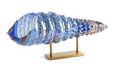 Glasobjekt "Long Shell" auf Metallständer Prod. Nr. 1504, - Interior Design