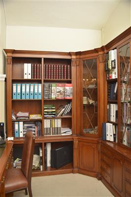 Gr. Bibliotheks-Einbauschrank mit Kamin in klassizist. Stil, - Classic English Interiors