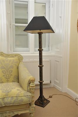 Stehlampe im ChinoiserieDekor, - Classic English Interiors