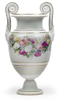 Prachtvolle Vase mit Blumengirlanden, - Furniture, carpets