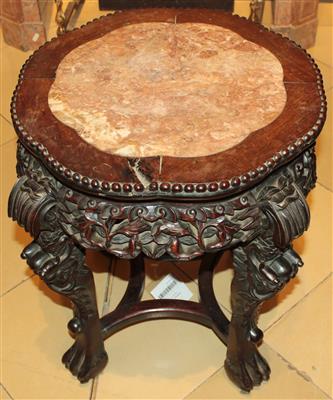 Niedriger Beistelltisch in asiatischer Art, - Möbel, Teppiche und dekorative Kunst