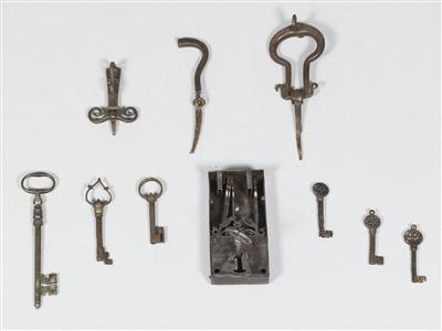 Konvolut von Schlüsseln, Türklopfern und einem Eisenschloss, - Möbel, Design und Teppiche