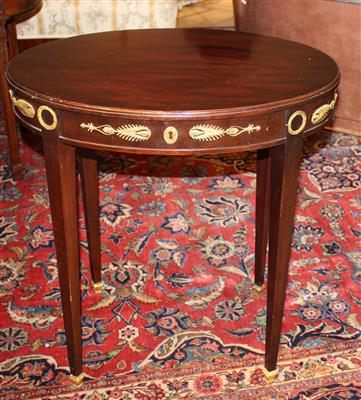 Zwei leicht variierende ovale Tische, - Sommerauktion - Möbel, Teppiche und Design