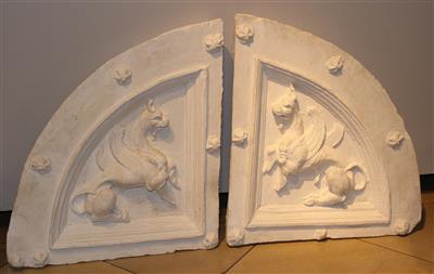 1 Paar kreissegmentförmige Gipsrelieftafeln in Form von geflügelten Löwen, - Summer-auction