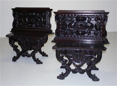 Paar kleine Sitzbänke im Renaissance Stil, - Möbel, dekorative Kunst und Teppiche