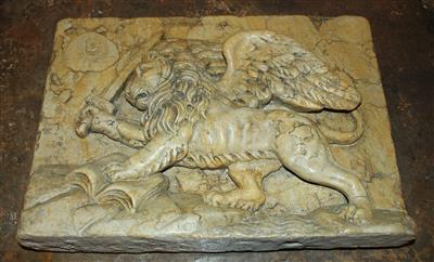 Kl. Marmorrelief den venezianischen Löwen darstellend, - Nábytek