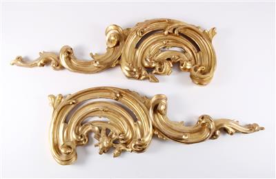 Paar goldgefasste Schnitzteile im Rokokostil, - Möbel und dekorative Kunst