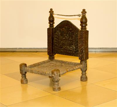 Niedriger Sessel in asiatischer Art, - Möbel und dekorative Kunst