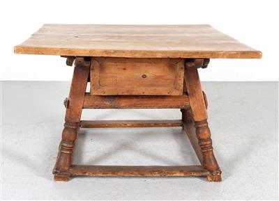Niedriger bäuerl. Tisch, - Furniture and Decorative Art