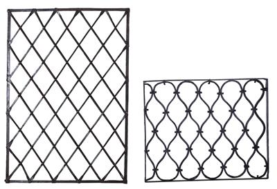 Zwei variierende Fenstergitter, - Möbel