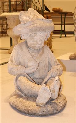 Gartenfigur "sitzender Knabe mit Apfel", - Zahradní nábytek a ozdoby