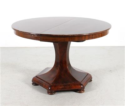 Rund - ovaler Tisch im Biedermeierstil mit Auszugsfunktion, - Möbel und dekorative Kunst