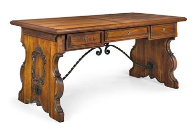 Schreibtisch im spanischen Renaissancestil, - Möbel
