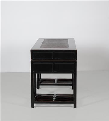 Schreibtisch in asiatischer Art, - Möbel 30.05.2022 - Startpreis: EUR 800 -  Dorotheum