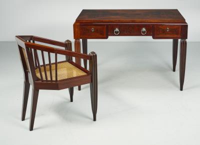 Rechteckiger Schreibtisch und ein Armsessel in der Formensprache des Art Deco, - Nábytek