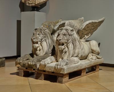 Paar gr. liegende Löwen mit Flügeln, - Gartenmöbel & Gartendekoration