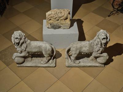Paar Löwen auf Kugel - Garden Furniture & Decorations