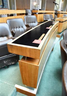 Pult aus dem Nationalrats-Sitzungssaal, - A piece of democratic history - Parliament furniture