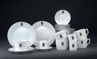 6 coffee cups with 5 saucers, 10 mocha cups with 11 saucers, 9 plates, - Di provenienza aristocratica