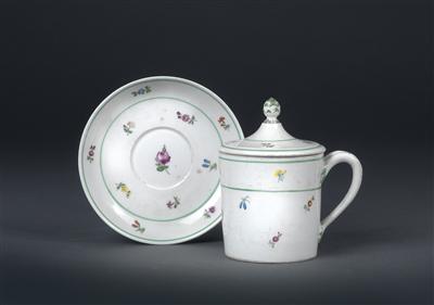 Tasse mit Deckel und ergänzter (kleinere) Untertasse, - Aus aristokratischem Besitz