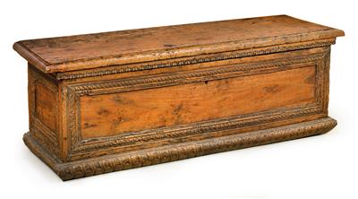 A small provincial Italian chest, - Rustic Furniture