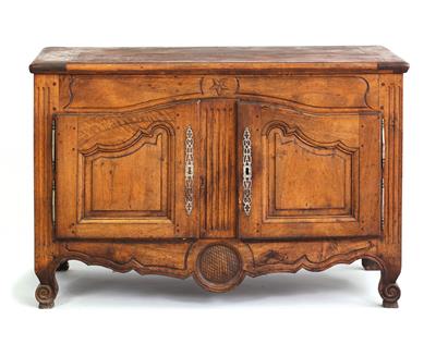 A French provincial sideboard, - Rustikální nábytek