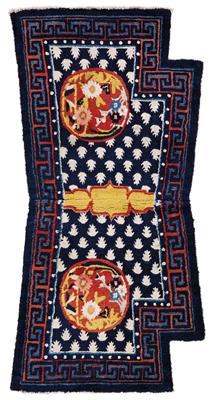 Chinesische Satteldecke, - Orientteppiche, Textilien und Tapisserien