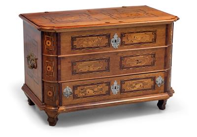 Provincial Neo-Classical coffer with drawer, - Mobili rustici