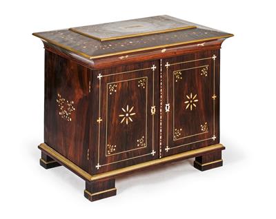 Dainty cabinet, or coin cabinet, - Nábytek, koberce