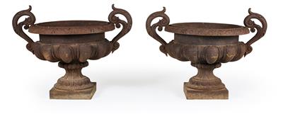 Pair of large decorative or garden vases, - Mobili