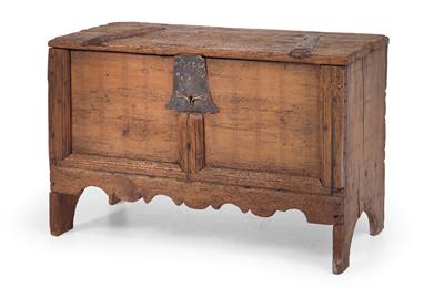 Small provincial storage chest, - Rustic Furniture